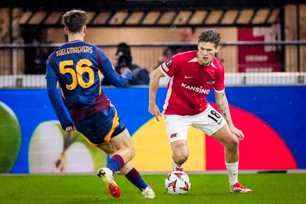 2025-01-23 AZ v AS Roma - UEFA Europa League 2024 25 League Phase MD7 ALKMAAR, NETHERLANDS - JANUARY 23: David Moller Wolfe of AZ battles for possession with Alexis Saelemaekers of AS Roma during the UEFA Europa League 2024 25 League Phase MD7 match between AZ and AS Roma at AFAS Stadion on January 23, 2025 in Alkmaar, Netherlands. Alkmaar AFAS Stadion Netherlands Content not available for redistribution in The Netherlands directly or indirectly through any third parties. Copyright: xEdxvanxdexPolx