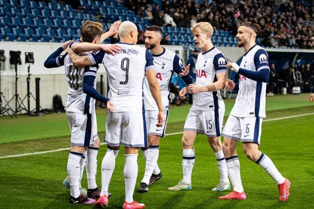 Tor fuer Tottenham Hotspur 0:1 durch Maddison James (Tottenham Hotspur 10). Jubel im Team Tottenham. Richarlison (Tottenham Hotspur 09), Bergvall Lucas (Tottenham Hotspur 15), Dragusin Radu (Tottenham Hotspur 06) GER, TSG 1899 Hoffenheim vs Tottenham Hotspur, Fussball, UEFA Europa League, 7. Spieltag, Saison 2024 2025, 23.01.2025 DFL REGULATIONS PROHIBIT ANY USE OF PHOTOGRAPHS AS IMAGE SEQUENCES AND OR QUASI-VIDEO GER, TSG 1899 Hoffenheim vs Tottenham Hotspur, Fussball, UEFA Europa League, 7. Spieltag, Saison 2024 2025, 23.01.2025 Sinsheim Copyright: xEibner-Pressefoto RogerxBuerkex EP_RBE