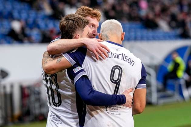 v.li.: James Maddison (Tottenham, 10), Dejan Kulusevski (Tottenham, 21), Richarlison de Andrade (Tottenham, 9), Spieler von Tottenham Hotspur, jubeln über das Tor zum 0:1, Jubel, Torjubel, Torerfolg, celebrate the goal, goal, celebration, jubelt ueber das Tor, Freuen, Freude, freut sich, optimistisch, positiv, Spielszene, Highlight, Action, Aktion, 23.01.2025, Sinsheim (Deutschland), Fussball, UEFA Europa League, Gruppenphase, TSG 1899 Hoffenheim - Tottenham Hotspur, EVENT REGULATIONS PROHIBIT ANY USE OF PHOTOGRAPHS AS IMAGE SEQUENCES AND OR QUASI-VIDEO.