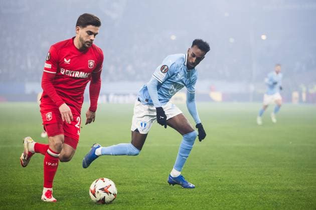 250123 Bart Van Rooij of Twente and Taha Ali of Malmö FF during the UEFA Europa League football match between Malmö FF and Twente on January 23, 2025 in Malmö. Photo: Petter Arvidson BILDBYRAN kod PA PA0962 fotboll football soccer fotball uefa europa league europa league malmö ff twente bbeng Copyright: PETTERxARVIDSON BB250123PA079