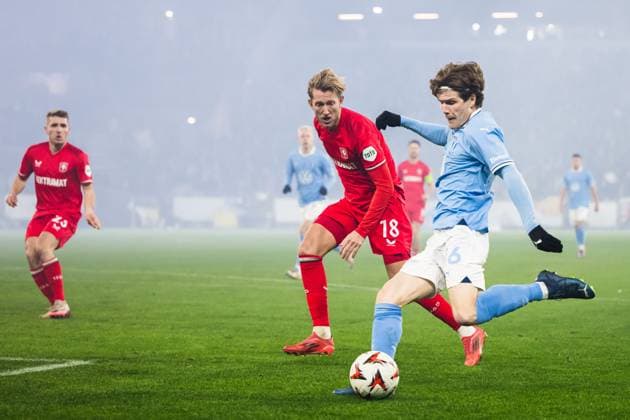 250123 Michel Vlap of Twente and Oliver Berg of Malmö FF during the UEFA Europa League football match between Malmö FF and Twente on January 23, 2025 in Malmö. Photo: Petter Arvidson BILDBYRAN kod PA PA0962 fotboll football soccer fotball uefa europa league europa league malmö ff twente bbeng Copyright: PETTERxARVIDSON BB250123PA080