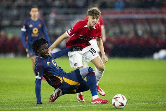 ALKMAAR - (l-r) Manu Kono of AS Roma, Sven Mijnans of AZ Alkmaar during the UEFA Europa League match between AZ Alkmaar and AS Roma at AFAS stadium on Jan. 23, 2025 in Alkmaar, Netherlands. ANP KOEN VAN WEEL UEFA Europa League 2024 25 League Phase MD7 2024 25 xVIxANPxSportx xxANPxIVx 518160445 originalFilename: 518160445.jpg