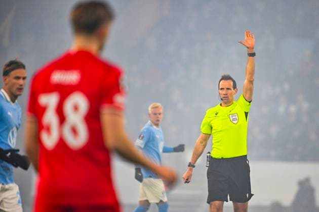 MALMÖ, SVERIGE 20250123 Domaren Sascha Stegemann under torsdagens grundseriematch i Uefa Europa League i fotboll mellan Malmö FF och FC Twente pa Eleda stadion i Malmö. MALMÖ SVERIGE x50090x