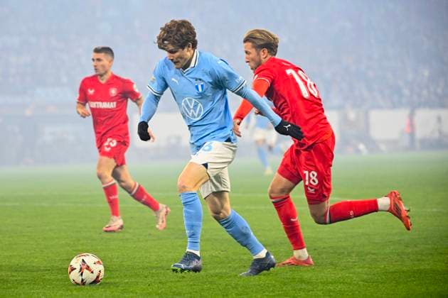 MALMÖ, SVERIGE 20250123 Malmös Oliver Berg med bollen jagas av Twentes Michel Vlap under torsdagens grundseriematch i Uefa Europa League i fotboll mellan Malmö FF och FC Twente pa Eleda stadion i Malmö. MALMÖ SVERIGE x50090x