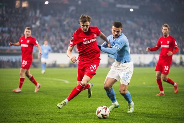250123 Max Bruns of Twente and Gabriel Busanello of Malmö FF during the UEFA Europa League football match between Malmö FF and Twente on January 23, 2025 in Malmö. Photo: Petter Arvidson BILDBYRAN kod PA PA0962 fotboll football soccer fotball uefa europa league europa league malmö ff twente bbeng  Copyright: PETTERxARVIDSON BB250123PA082
