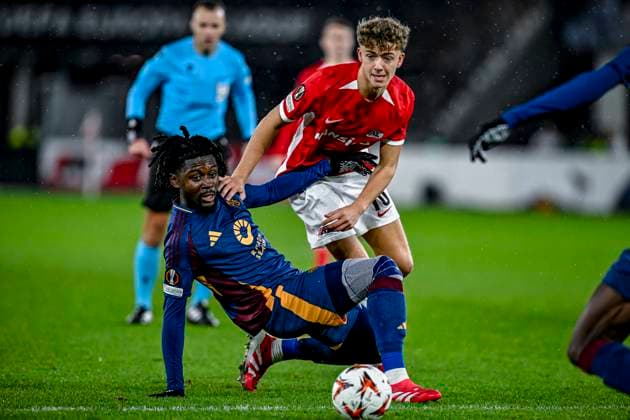 AZ midfielder Sven Mijnans, AS Roma midfielder Manu Kone, during the match AZ - Roma at the AZ Stadium for the UEFA Europa League - League phase - Matchday 7 season 2024-2025 in ALKMAAR, Netherlands on 23 januari 2025, (photo by Stefan Koops EYE4images DeFodi Images) Defodi-746_210147