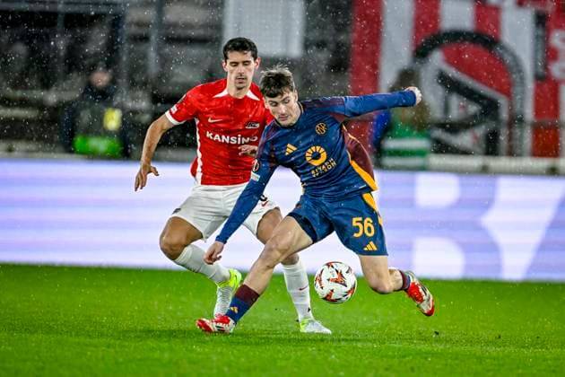 AZ defender Alexandre Penetra, AS Roma midfielder Alexis Saelemaekers, during the match AZ - Roma at the AZ Stadium for the UEFA Europa League - League phase - Matchday 7 season 2024-2025 in ALKMAAR, Netherlands on 23 januari 2025, (photo by Stefan Koops EYE4images DeFodi Images) Defodi-746_210148