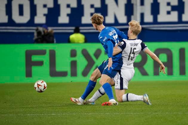 Max Moerstedt (TSG Hoffenheim, 33) und Lucas Bergvall (Tottenham Hotspur, 15) im Zweikampf , Fussball, UEFA Europa League, 7. Spieltag, 2024 2025, TSG Hoffenheim vs. Tottenham Hotspur, 23.01.2025, Rhein-Neckar-Arena, Sinsheim, Deutschland Sinsheim Rhein-Neckar-Arena Baden-Württemberg Deutschland Copyright: xGrantxHubbsx