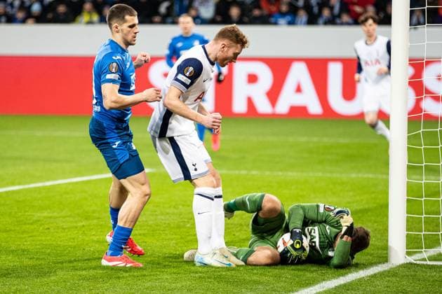 Oliver Baumann (TSG 1899 Hoffenheim, 01) haelt den Schuss von Kulusevski Dejan (Tottenham Hotspur 21) GER, TSG 1899 Hoffenheim vs Tottenham Hotspur, Fussball, UEFA Europa League, 7. Spieltag, Saison 2024 2025, 23.01.2025 DFL REGULATIONS PROHIBIT ANY USE OF PHOTOGRAPHS AS IMAGE SEQUENCES AND OR QUASI-VIDEO GER, TSG 1899 Hoffenheim vs Tottenham Hotspur, Fussball, UEFA Europa League, 7. Spieltag, Saison 2024 2025, 23.01.2025 Sinsheim Copyright: xEibner-Pressefoto RogerxBuerkex EP_RBE