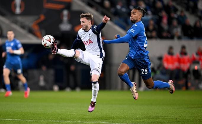 FUSSBALL EUROPA LEAGUE SAISON 2024 2025 Vorrunde 7. Spieltag TSG 1899 Hoffenheim - Tottenham Hotspur 23.01.2025 James Maddison (li, Tottenham Hotspur) gegen Kevin Akpoguma (re, TSG 1899 Hoffenheim)