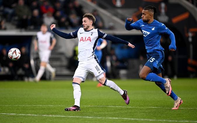 FUSSBALL EUROPA LEAGUE SAISON 2024 2025 Vorrunde 7. Spieltag TSG 1899 Hoffenheim - Tottenham Hotspur 23.01.2025 James Maddison (li, Tottenham Hotspur) gegen Kevin Akpoguma (re, TSG 1899 Hoffenheim)