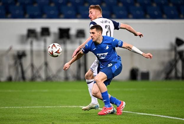 FUSSBALL EUROPA LEAGUE SAISON 2024 2025 Vorrunde 7. Spieltag TSG 1899 Hoffenheim - Tottenham Hotspur 23.01.2025 David Jurasek (li, TSG 1899 Hoffenheim) gegen Dejan Kulusevski (re, Tottenham Hotspur)