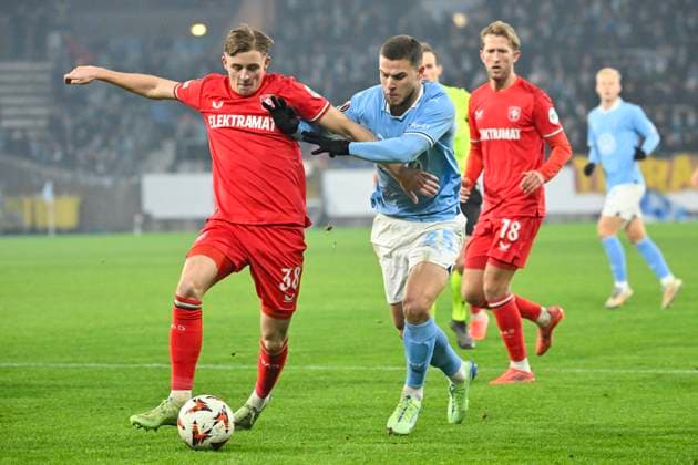MALMÖ, SVERIGE 20250123 Twentes Max Bruns i närkamp med Malmös Gabriel Busanello under torsdagens grundseriematch i Uefa Europa League i fotboll mellan Malmö FF och FC Twente pa Eleda stadion i Malmö. MALMÖ SVERIGE x50090x