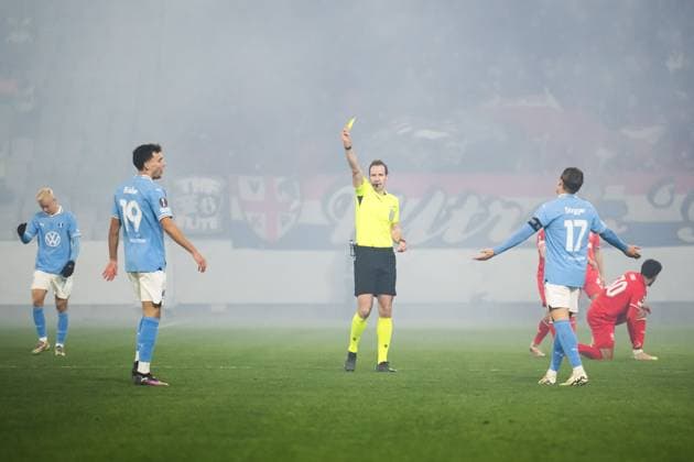250123 Colin Rösler of Malmö FF receives a yellow card by Referee Sascha Stegemann during the UEFA Europa League football match between Malmö FF and Twente on January 23, 2025 in Malmö. Photo: Christoffer Borg Mattisson BILDBYRAN COP 261 PA0962 fotboll football soccer fotball uefa europa league europa league malmö ff twente bbeng Copyright: CHRISTOFFERxBORGxMATTISSON BB250123CB021