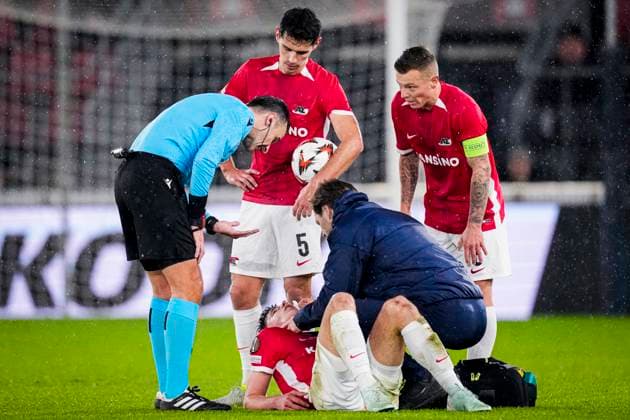 2025-01-23 AZ v AS Roma - UEFA Europa League 2024 25 League Phase MD7 ALKMAAR, NETHERLANDS - JANUARY 23: Wouter Goes of AZ in medical treatment due to injury during the UEFA Europa League 2024 25 League Phase MD7 match between AZ and AS Roma at AFAS Stadion on January 23, 2025 in Alkmaar, Netherlands. Alkmaar AFAS Stadion Netherlands Content not available for redistribution in The Netherlands directly or indirectly through any third parties. Copyright: xEdxvanxdexPolx