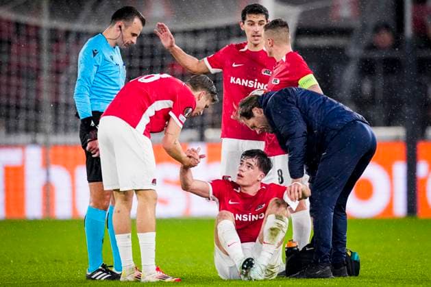 2025-01-23 AZ v AS Roma - UEFA Europa League 2024 25 League Phase MD7 ALKMAAR, NETHERLANDS - JANUARY 23: Wouter Goes of AZ in medical treatment due to injury during the UEFA Europa League 2024 25 League Phase MD7 match between AZ and AS Roma at AFAS Stadion on January 23, 2025 in Alkmaar, Netherlands. Alkmaar AFAS Stadion Netherlands Content not available for redistribution in The Netherlands directly or indirectly through any third parties. Copyright: xEdxvanxdexPolx