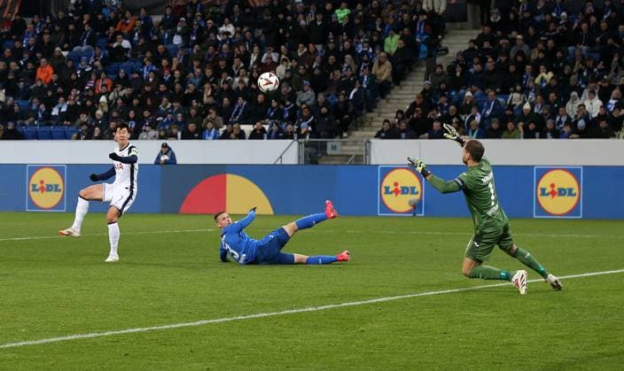 Heung-Min Son (Tottenham, links) erzielt das Tor zum 0:2 für Tottenham. Mitte Pavel Kaderabek (Hoffenheim) , rechts Oliver Baumann (Hoffenh) . Fussball: Europa League: Saison 24 25: TSG 1899 Hoffenheim - Tottenham Hotspur , 7. Spieltag, 23.01.2025.