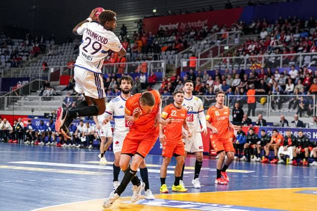 Sport Bilder des Tages 2025-01-23 Netherlands v France - IHF Euro 2025 Men s Main Round II VARAZDIN, CROATIA - JANUARY 23: Benoit Kounkoud of France shoots during the IHF Euro 2025 Men s Main Round II match between Netherlands and France at Arena Varazdin on January 23, 2025 in Varazdin, Croatia. Varazdin Arena Varazdin Croatia Content not available for redistribution in The Netherlands directly or indirectly through any third parties. Copyright: xHenkxSeppenx