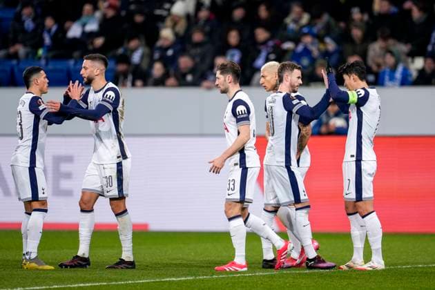 Spieler von Tottenham Hotspur, jubeln über das Tor zum 0:2, Jubel, Torjubel, Torerfolg, celebrate the goal, goal, celebration, jubelt ueber das Tor, Freuen, Freude, freut sich, optimistisch, positiv, Spielszene, Highlight, Action, Aktion, 23.01.2025, Sinsheim (Deutschland), Fussball, UEFA Europa League, Gruppenphase, TSG 1899 Hoffenheim - Tottenham Hotspur, EVENT REGULATIONS PROHIBIT ANY USE OF PHOTOGRAPHS AS IMAGE SEQUENCES AND OR QUASI-VIDEO.