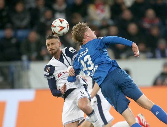 V.li. Radu Dragusin (Tottenham) , Max Moerstedt (Hoffenheim) . Fussball: Europa League: Saison 24 25: TSG 1899 Hoffenheim - Tottenham Hotspur , 7. Spieltag, 23.01.2025.
