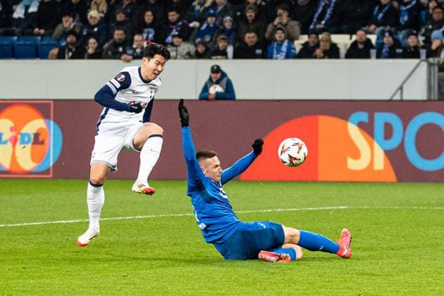 Tor fuer Tottenham 0:2 durch Son Heung-Min (Tottenham Hotspur 07). Son Heung-Min (Tottenham Hotspur 07) kommt an Pavel Kaderabek (TSG 1899 Hoffenheim, 03) vorbei und schiesst GER, TSG 1899 Hoffenheim vs Tottenham Hotspur, Fussball, UEFA Europa League, 7. Spieltag, Saison 2024 2025, 23.01.2025 DFL REGULATIONS PROHIBIT ANY USE OF PHOTOGRAPHS AS IMAGE SEQUENCES AND OR QUASI-VIDEO GER, TSG 1899 Hoffenheim vs Tottenham Hotspur, Fussball, UEFA Europa League, 7. Spieltag, Saison 2024 2025, 23.01.2025 Sinsheim Copyright: xEibner-Pressefoto RogerxBuerkex EP_RBE