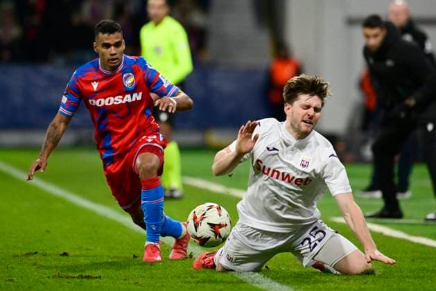 Viktoria Plzen v RSC Anderlecht - UEFA Europa League PLZEN, CZECH REPUBLIC - JANUARY 23 : Cadu midfielder of Viktoria Pilsen and Foket Thomas midfielder of RSC Anderlecht during the UEFA Europa League 2024 25 League Phase MD7 match between Viktoria Plzen and RSC Anderlecht on January 23, 2025 in Plzen, Czech Republic, 23 01 2025 Plzen Czech Republic  Copyright: xPeterxDexVoechtx