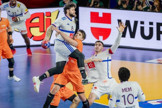 HANDBALL - IHF Men s World Championship, WM, Weltmeisterschaft 2025 VARAZDIN,CROATIA,23.JAN.25 - HANDBALL - IHF Men s World Championship, main round, Netherlands vs France. Image shows Elohim Randi (FRA), Dani Baijens (NED) and Ludovic Fabregas (FRA).  GEPAxpictures xMatthiasxTrinkl