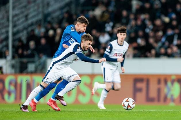 UEFA Europa League: TSG 1899 Hoffenheim - Tottenham Hotspur; 23.01.2025 Zweikampf James Maddison (Tottenham Hotspur, 10), Adam Hlozek (TSG 1899 Hoffenheim, 23) UEFA Europa League: TSG 1899 Hoffenheim - Tottenham Hotspur, Sinsheim, PreZero Arena am 23.01.2025 Copyright: xBEAUTIFULxSPORTS Wunderlx