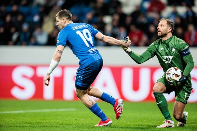 UEFA Europa League: TSG 1899 Hoffenheim - Tottenham Hotspur; 23.01.2025 David Jurasek (TSG 1899 Hoffenheim, 19) zieht Oliver Baumann (TSG 1899 Hoffenheim, 1) hoch UEFA Europa League: TSG 1899 Hoffenheim - Tottenham Hotspur, Sinsheim, PreZero Arena am 23.01.2025 Copyright: xBEAUTIFULxSPORTS Wunderlx