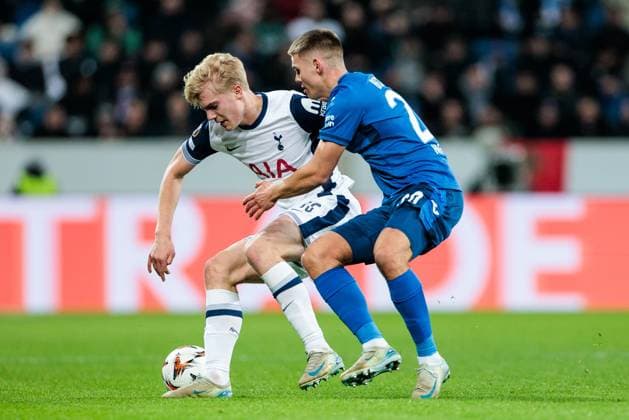 UEFA Europa League: TSG 1899 Hoffenheim - Tottenham Hotspur; 23.01.2025 Zweikampf Lucas Bergvall (Tottenham Hotspur, 15), Finn Ole Becker (TSG 1899 Hoffenheim, 20) UEFA Europa League: TSG 1899 Hoffenheim - Tottenham Hotspur, Sinsheim, PreZero Arena am 23.01.2025 Copyright: xBEAUTIFULxSPORTS Wunderlx