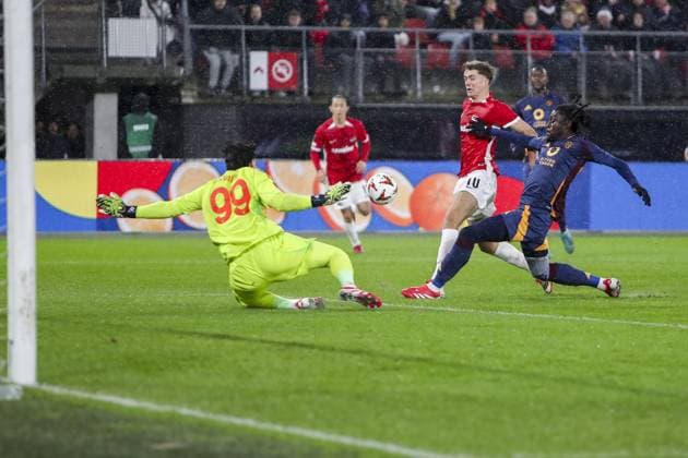 ALKMAAR - 23-01-2025, AFAS Stadium. UEFA Europa League, season 2024 2025, AZ player Sven Mijnans and AS Roma goalkeeper Mile Svilar during the match AZ - AS Roma. AZ - AS Roma  x27526626x Copyright: