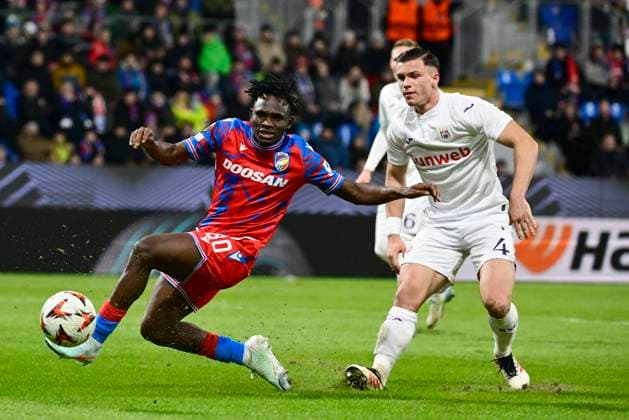 Viktoria Plzen v RSC Anderlecht - UEFA Europa League PLZEN, CZECH REPUBLIC - JANUARY 23 : Adu Prince Kwabena forward of Viktoria Pilsen and Simic Jan-Carlo defender of RSC Anderlecht during the UEFA Europa League 2024 25 League Phase MD7 match between Viktoria Plzen and RSC Anderlecht on January 23, 2025 in Plzen, Czech Republic, 23 01 2025 Plzen Czech Republic  Copyright: xPeterxDexVoechtx