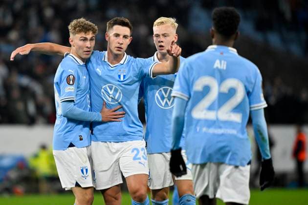 MALMÖ, SVERIGE 20250123 Malmös Lasse Berg Johnsen ( 23) jublar med Hugo Bolin (t v), Otto Rosengren och Taha Ali efter att ha kvitterat till 1-1 under torsdagens grundseriematch i Uefa Europa League i fotboll mellan Malmö FF och FC Twente pa Eleda stadion i Malmö. MALMÖ SVERIGE x50090x