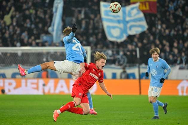 MALMÖ, SVERIGE 20250123 Malmös Erik Botheim trycker till Twentes Sem Steijn under torsdagens grundseriematch i Uefa Europa League i fotboll mellan Malmö FF och FC Twente pa Eleda stadion i Malmö. MALMÖ SVERIGE x50090x