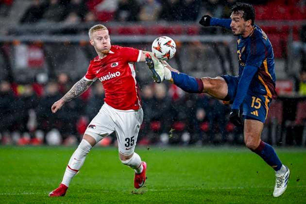 AZ forwarder Mexx Meerdink, AS Roma defender Mats Hummels, during the match AZ - Roma at the AZ Stadium for the UEFA Europa League - League phase - Matchday 7 season 2024-2025 in ALKMAAR, Netherlands on 23 januari 2025, (photo by Stefan Koops EYE4images DeFodi Images) Defodi-746_210153