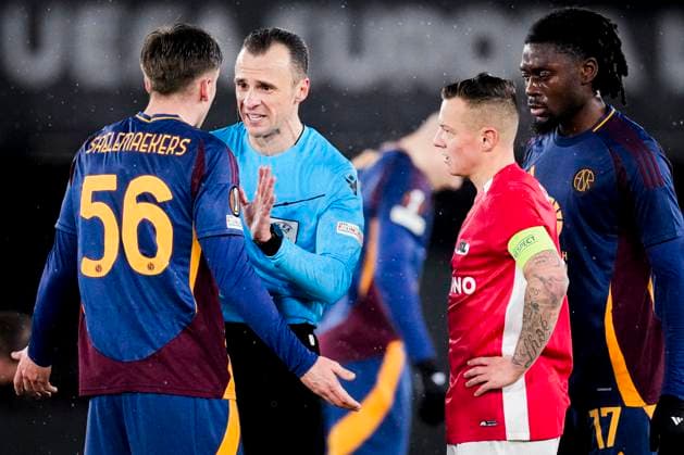 2025-01-23 AZ v AS Roma - UEFA Europa League 2024 25 League Phase MD7 ALKMAAR, NETHERLANDS - JANUARY 23: Referee Irfan Peljto is in discussion with Alexis Saelemaekers of AS Roma during the UEFA Europa League 2024 25 League Phase MD7 match between AZ and AS Roma at AFAS Stadion on January 23, 2025 in Alkmaar, Netherlands. Alkmaar AFAS Stadion Netherlands Content not available for redistribution in The Netherlands directly or indirectly through any third parties. Copyright: xEdxvanxdexPolx