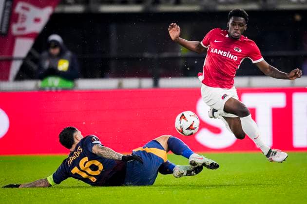 2025-01-23 AZ v AS Roma - UEFA Europa League 2024 25 League Phase MD7 ALKMAAR, NETHERLANDS - JANUARY 23: Ernest Poku of AZ battles for possession with Leandro Paredes of AS Roma during the UEFA Europa League 2024 25 League Phase MD7 match between AZ and AS Roma at AFAS Stadion on January 23, 2025 in Alkmaar, Netherlands. Alkmaar AFAS Stadion Netherlands Content not available for redistribution in The Netherlands directly or indirectly through any third parties. Copyright: xEdxvanxdexPolx
