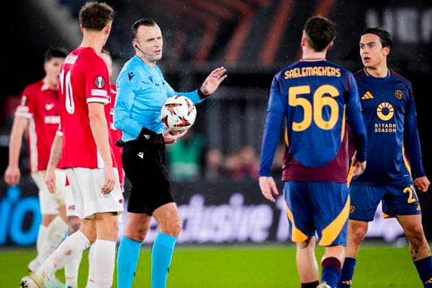 2025-01-23 AZ v AS Roma - UEFA Europa League 2024 25 League Phase MD7 ALKMAAR, NETHERLANDS - JANUARY 23: Referee Irfan Peljto is in discussion with Alexis Saelemaekers of AS Roma during the UEFA Europa League 2024 25 League Phase MD7 match between AZ and AS Roma at AFAS Stadion on January 23, 2025 in Alkmaar, Netherlands. Alkmaar AFAS Stadion Netherlands Content not available for redistribution in The Netherlands directly or indirectly through any third parties. Copyright: xEdxvanxdexPolx