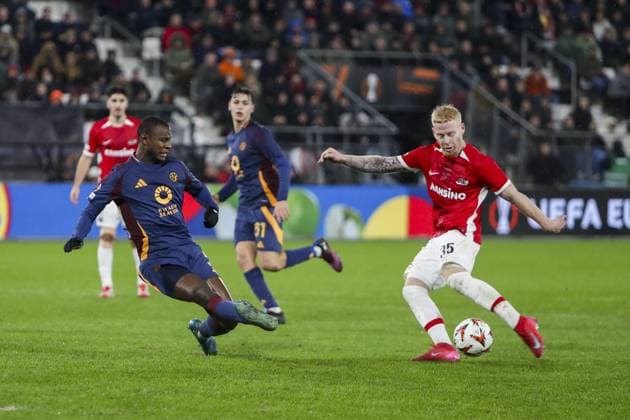 ALKMAAR - 23-01-2025, AFAS Stadium. UEFA Europa League, season 2024 2025, AZ player Mexx Meerdink and AS Roma player Evan Ndicka during the match AZ - AS Roma. AZ - AS Roma  x27526889x Copyright: