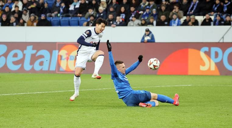 23.01.25 TSG 1899 Hoffenheim - Tottenham Hotspurs Deutschland, Sinsheim, 23.01.2025, Fussball, UEFA Europa League, TSG 1899 Hoffenheim - Tottenham Hotspurs: v.l. Heung-Min Son (Tottenham Hotspurs), Pavel Kaderabek (TSG 1899 Hoffenheim); Tor 0:2 Son.