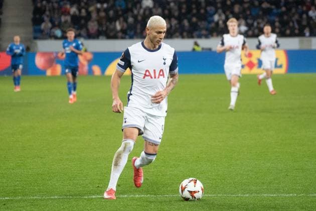 23.01.2025, xhfmx, Fussball UEFA Europa League, TSG 1899 Hoffenheim - Tottenham Hotspur emspor, Richarlison (Tottenham Hotspurs) hat ganz viel Platz mit dem Ball kurz vor dem Strafraum der TSG. (DFL DFB REGULATIONS PROHIBIT ANY USE OF PHOTOGRAPHS as IMAGE SEQUENCES and or QUASI-VIDEO) Sinsheim