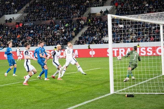 23.01.2025, xhfmx, Fussball UEFA Europa League, TSG 1899 Hoffenheim - Tottenham Hotspur emspor, Oliver Baumann (TSG 1899 Hoffenheim) pariert einen Kopfball von Lucas Bergvall (Tottenham Hotspurs) stark und verhindert somit das 0:3. (DFL DFB REGULATIONS PROHIBIT ANY USE OF PHOTOGRAPHS as IMAGE SEQUENCES and or QUASI-VIDEO) Sinsheim