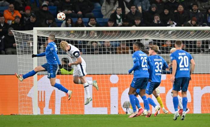 Strafraumszene, Torraumszene Kopfballduell Zweikampf Aktion Andrej Kramaric TSG 1899 Hoffenheim (27) gegen Lucas Bergvall Tottenham Hotspur Spurs (15) TSG 1899 Hoffenheim vs Tottenham Hotspur Spurs 23.01.2025 DFL REGULATIONS PROHIBIT ANY USE OF PHOTOGRAPHS AS IMAGE SEQUENCES AND OR QUASI-VIDEO TSG 1899 Hoffenheim vs Tottenham Hotspur