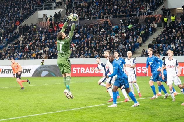 23.01.2025, xhfmx, Fussball UEFA Europa League, TSG 1899 Hoffenheim - Tottenham Hotspur emspor, Oliver Baumann (TSG 1899 Hoffenheim) fängt eine Flanke von Heung-Min Son (Tottenham Hotspurs) problemlos ab. (DFL DFB REGULATIONS PROHIBIT ANY USE OF PHOTOGRAPHS as IMAGE SEQUENCES and or QUASI-VIDEO) Sinsheim