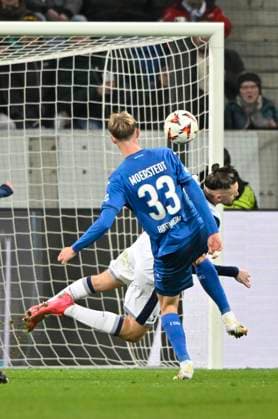 Strafraumszene, Torraumszene Zweikampf, Aktion Max Moerstedt TSG 1899 Hoffenheim (33) gegen Radu Dragusin Tottenham Hotspur Spurs (06) TSG 1899 Hoffenheim vs Tottenham Hotspur Spurs 23.01.2025 DFL REGULATIONS PROHIBIT ANY USE OF PHOTOGRAPHS AS IMAGE SEQUENCES AND OR QUASI-VIDEO TSG 1899 Hoffenheim vs Tottenham Hotspur