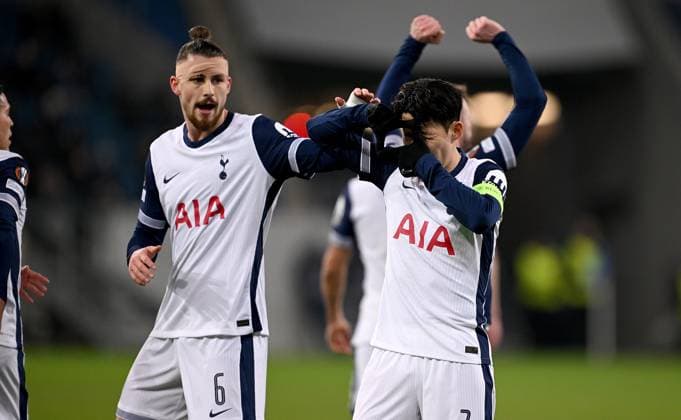 FUSSBALL EUROPA LEAGUE SAISON 2024 2025 Vorrunde 7. Spieltag TSG 1899 Hoffenheim - Tottenham Hotspur 23.01.2025 Jubel Tottenham Hotspur nach dem Tor zum 0-2 , v. li., Radu Dragusin, Torschuetze Heung-Min Son