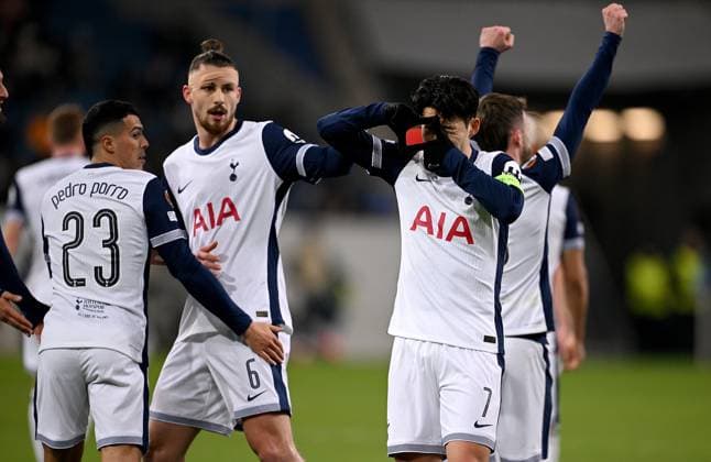 FUSSBALL EUROPA LEAGUE SAISON 2024 2025 Vorrunde 7. Spieltag TSG 1899 Hoffenheim - Tottenham Hotspur 23.01.2025 Jubel Tottenham Hotspur nach dem Tor zum 0-2 , v. li., Pedro Porro, Radu Dragusin, Torschuetze Heung-Min Son