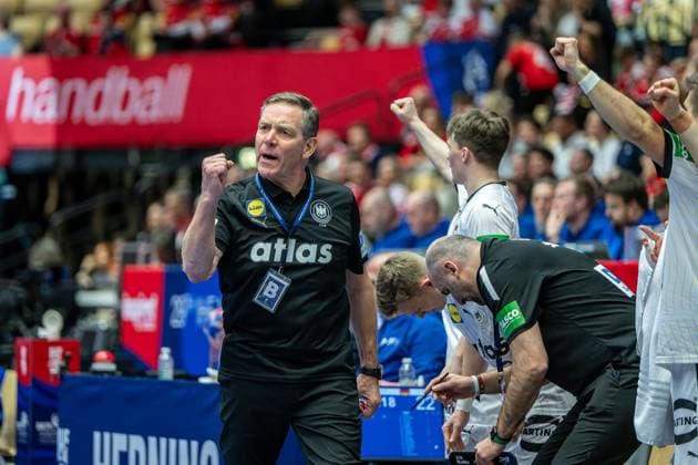 Sport Themen der Woche KW04 Sport Bilder des Tages Handball Herning 23.01.2025 IHF Handball World Championship, WM, Weltmeisterschaft Hauptrunde Italien (ITA) - Deutschland (GER) Alfred Gislason (Deutschland, Trainer) Jubel *** Handball Herning 23 01 2025 IHF Handball World Championship Main Round Italy ITA Germany GER Alfred Gislason Germany, Coach Jubel