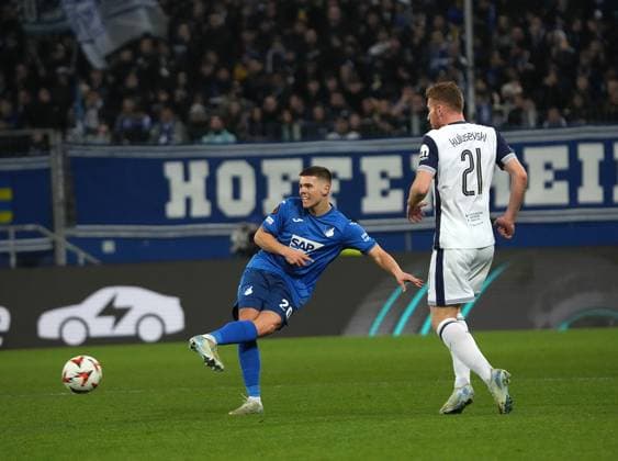 Europa League, TSG 1899 Hoffenheim vs Tottenham Hotspur 23.01.2025, PreZero-Arena, Sinsheim, Europa League, TSG 1899 Hoffenheim vs Tottenham Hotspur , im Bild Finn Ole Becker (Hoffenheim), Dejan Kulusevski (Tottenham)