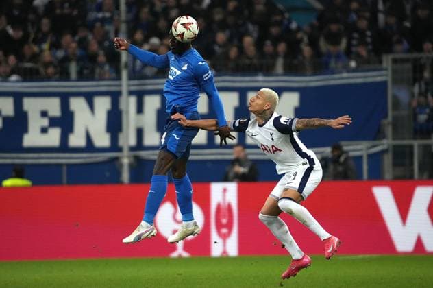 Europa League, TSG 1899 Hoffenheim vs Tottenham Hotspur 23.01.2025, PreZero-Arena, Sinsheim, Europa League, TSG 1899 Hoffenheim vs Tottenham Hotspur , im Bild Stanley Nsoki (Hoffenheim), Richarlison (Tottenham)